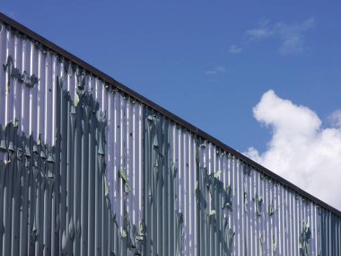 Gökyüzüne karşı inşa etmenin düşük açılı görüntüsü 