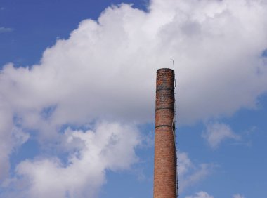 Gökyüzüne bakan bir bacanın alçak açılı görüntüsü 