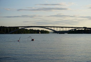 Akşamları nehri geçen bir köprü. 