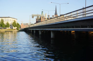 Nehir den geçen bir köprü 