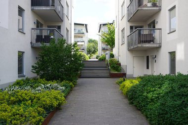 Yaz boyunca binalar arasında bir patika 