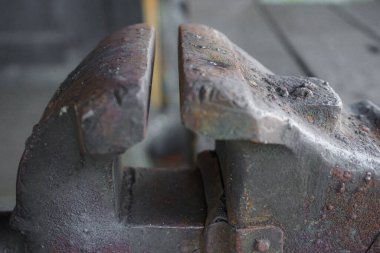 Eski bir bankın mengenesini kapat.