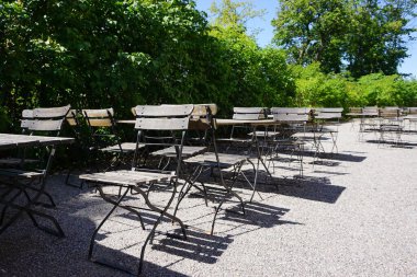 Açık kafedeki sandalyeler ve masalar.