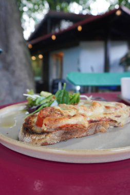 Bir kafede peynirli sandviçi yakın. 