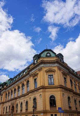 Bulutlu gökyüzüne karşı eski bir binanın düşük açılı görüntüsü 