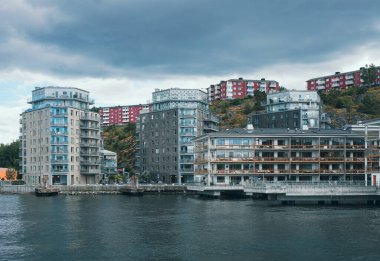 Sudaki modern apartman manzarası 