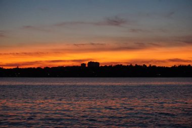 Deniz turuncu gökyüzü karşı doğal görünümü