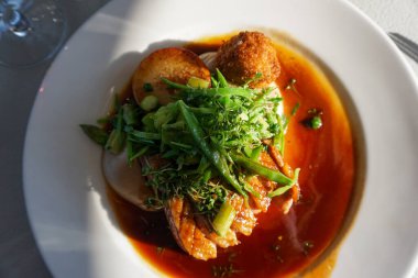 Yiyecek bir plaka üzerinde kapat 