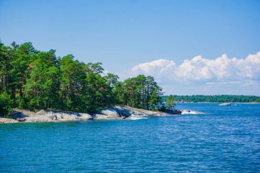 Takımadanın ortasında bir ada 
