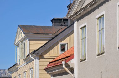 Mavi gökyüzüne karşı binaların düşük açılı görüntüsü 