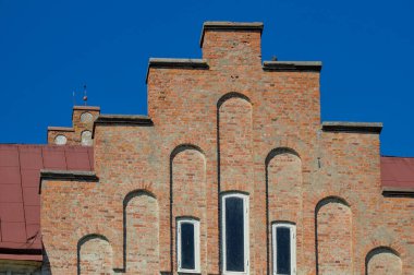 Gökyüzüne karşı tuğla bir binanın alçak açılı görüntüsü 