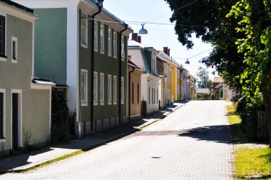 Yaz boyunca binaların arasında boş bir sokak 