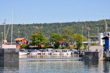 Yaz boyunca bir liman manzarası 