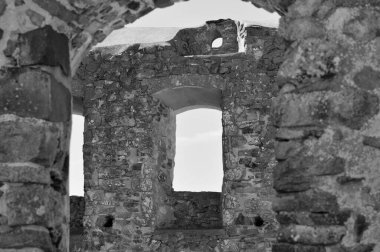 Terk edilmiş eski bir harabenin görüntüsü