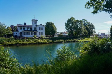 Motala 'da bir kanalın yanında bir bina 