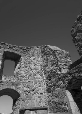 Gökyüzüne karşı yıkımın düşük açılı görüntüsü 