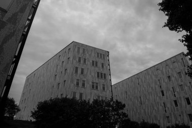 Uppsala 'da bulutlu bir gökyüzüne karşı modern apartmanların alçak açılı görüntüsü 