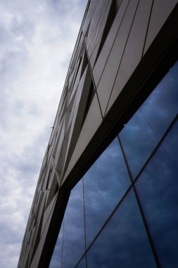 Gökyüzüne karşı modern bir binanın alçak açılı görüntüsü 