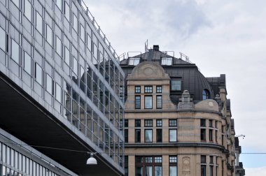 Gökyüzüne karşı binaların alçak açılı görüntüsü 