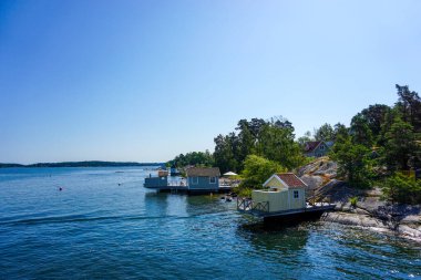 Açık mavi gökyüzüne karşı takımadanın manzarası