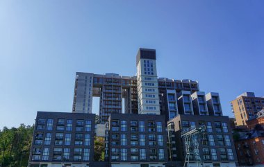 Modern binaların düşük açılı görüntüsü