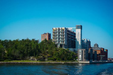 Arka planda bir şehir olan deniz manzarası