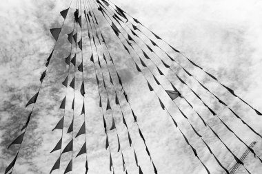 Gökyüzüne karşı dekoratif bayrakların düşük açılı görünümü