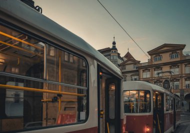 Şehirdeki tramvaya yakın çekim