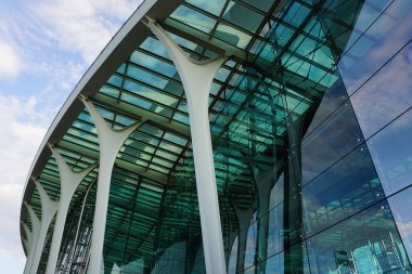 Gökyüzüne karşı modern bir binanın alçak açılı görüntüsü 