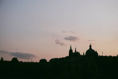 Akşama karşı şehir manzarası 