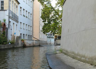 Suyun yanındaki binaların manzarası 