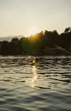 Arka planda bir şehir olan bir nehir manzarası 