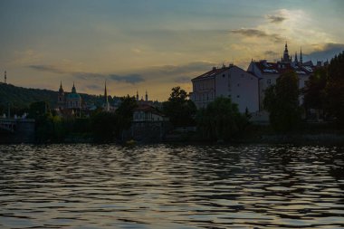 Arka planda bir şehir olan bir nehir manzarası 