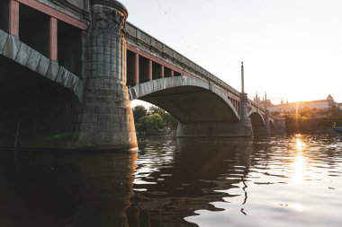 Gökyüzüne karşı bir köprünün alçak açılı görüntüsü 