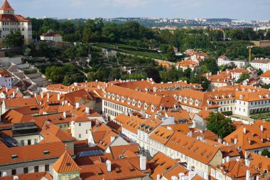Gökyüzüne karşı şehrin yüksek açılı görüntüsü