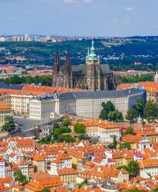 Yaz boyunca şehrin yüksek açılı manzarası 