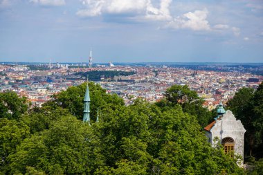 Yaz boyunca şehrin yüksek açılı manzarası 