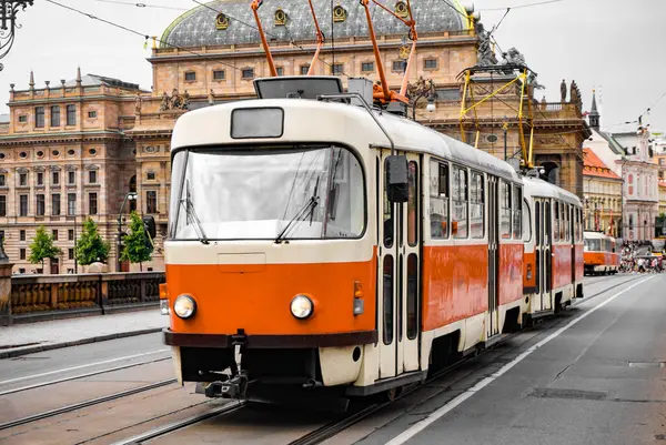 Köprüde bir tramvay 