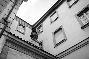 Siyah beyaz bir binanın düşük açılı görüntüsü 