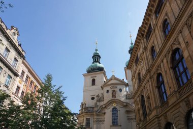 Kilise kulesinin alçak açılı görüntüsü 