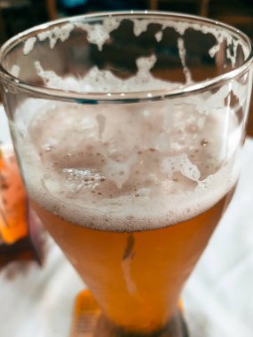 Yakın plan bir bira. 