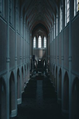 Güzel bir kilisenin içine bak. 