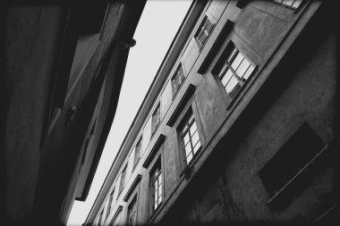 Gökyüzüne karşı binaların alçak açılı görüntüsü 