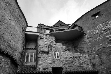 Gökyüzüne karşı binaların alçak açılı görüntüsü 