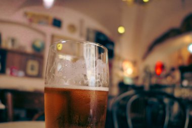 Bir birayı kapalı yerde iç. 