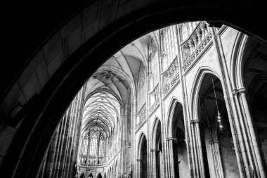 Kilise tavanının alçak açısı 