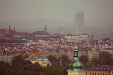 Gökyüzüne karşı şehrin yüksek açılı görüntüsü