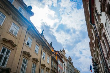 Bulutlu gökyüzü karşı binaların düşük açılı görünüş 