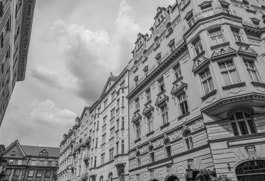 Siyah beyaz binaların düşük açılı görüntüsü 