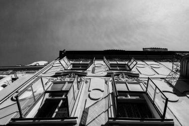 Binanın düşük açılı görünümü siyah ve beyaz 